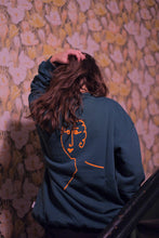 Lade das Bild in den Galerie-Viewer, Crewneck Curly Hair